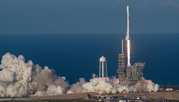 Facebook: SpaceX lanzó con éxito el primer cohete reutilizable