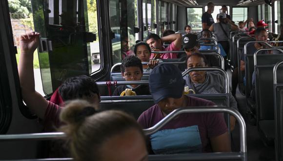 Migrantes de Venezuela, Cuba, Haití, Senegal y Ghana detenidos por las fuerzas de seguridad y miembros del Instituto Guatemalteco de Migración en Ciudad de Guatemala el 28 de septiembre de 2022. (Foto de Johan ORDONEZ / AFP)
