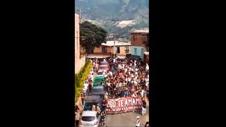 Multitud viola cuarentena en Colombia para sepultar a presunto jefe criminal | VIDEOS