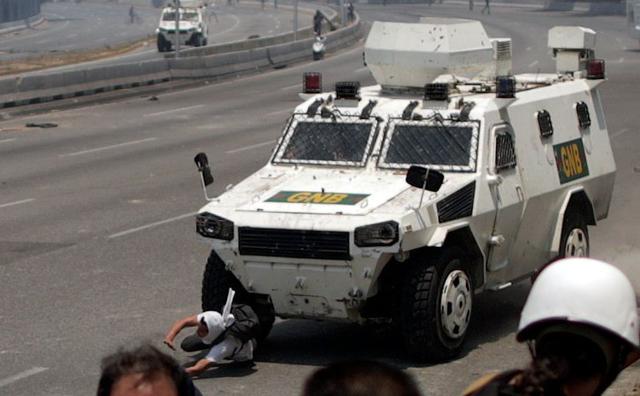 Tanque del régimen de Nicolás Maduro atropella a manifestantes en Venezuela. (Reuters).