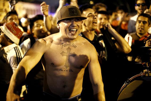 Hinchas de River Plate caminaron desde miraflores hasta el hotel para recibir al equipo argentino | Foto: Renzo Salazar/GEC