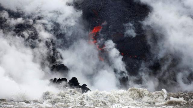 Las autoridades en Hawái han advertido de un peligroso fenómeno vinculado con la llegada a las aguas del océano Pacífico de la lava proveniente del volcán Kilauea, que entró en erupción el 3 de mayo. (Foto: AFP)
