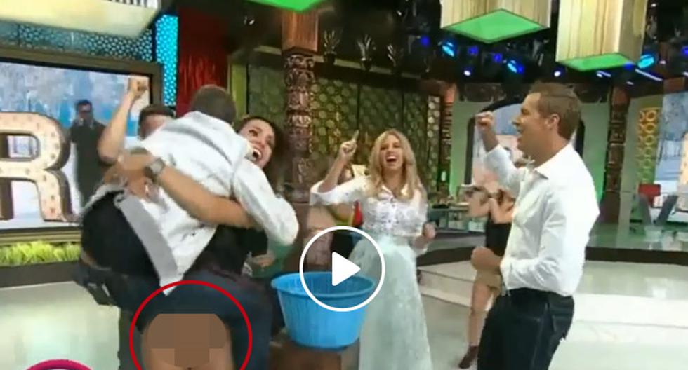 YouTube nos muestra la tremenda vergüenza que sufrió esta conductora mexicana al levantársele la falda en un programa en vivo. (Foto: captura)