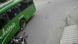 Autobús arrastra a motociclista y el casco le salva la vida | VIDEO