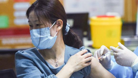 Una mujer recibe la vacuna contra el coronavirus Sinovac Covid-19 en Hangzhou, en la provincia oriental china de Zhejiang. (Foto de STR / AFP).