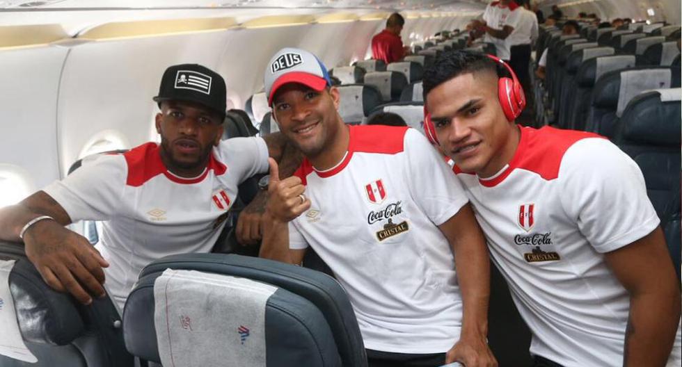 Jugadores e hinchas cantaron \"Contigo Perú\" en el avión rumbo a Buenos Aires | Foto: FPF