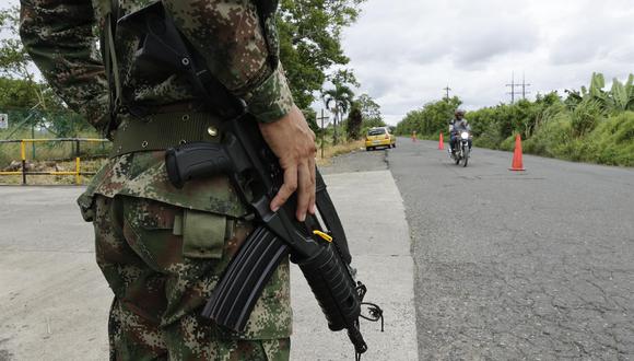 Soldados vigilan una carretera en Carepa, Antioquia, Colombia, luego de que la banda criminal Clan del Golfo llamara a un paro armado por la extradición de su jefe Otoniel a Estados Unidos. (EFE/ Mauricio Dueñas Castañeda).