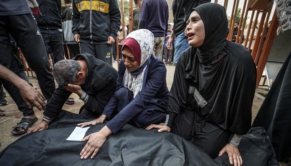 Familiares lloran ante el cuerpo de un ser querido muerto durante el bombardeo de Israel en Khan Yunis, en el sur de la Franja de Gaza, el 27 de diciembre de 2023. (Foto de AFP).