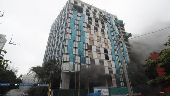Bomberos controlaron un incendio reportado en un edificio en construcción. (Foto: Renzo Salazar)
