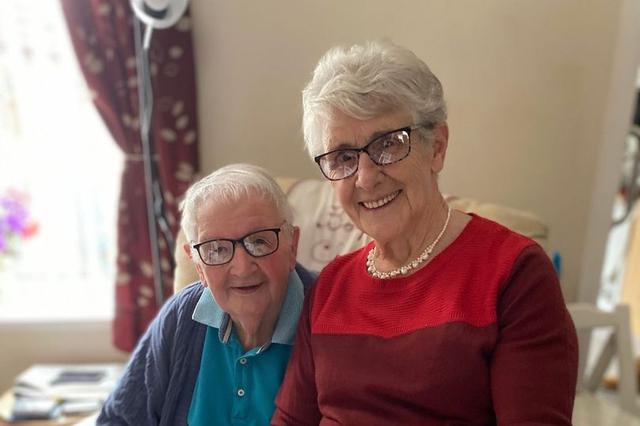 Bryn y Pat Howells, quienes acababan de festejar sus 60 años de casados y fallecieron por culpa del Covid-19. (Foto: Facebook)