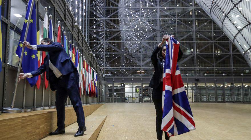 La bandera del Reino Unido fue retirada desde los interiores del edificio del Parlamento Europeo en Bruselas. (Foto: AFP).