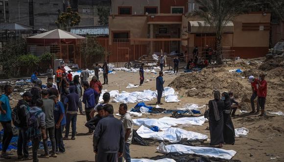 Personas y trabajadores sanitarios desentierran cadáveres encontrados en el Hospital Nasser de Jan Yunis, en el sur de la Franja de Gaza, el 23 de abril de 2024. (Foto de AFP)