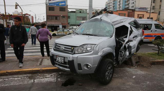 Rescatan a chofer de camioneta que chocó con bus en Av. Brasil - 1