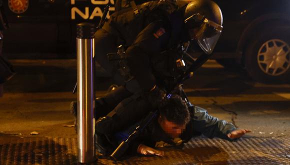 Enfrentamientos con la Policía durante una nueva manifestación convocada contra la amnistía el 9 de noviembre de 2023, en la calle Ferraz, en Madrid, donde se encuentra la sede del PSOE. (Foto de Sergio Pérez / EFE)
