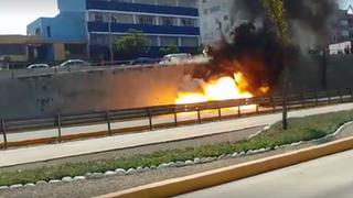 Vía Expresa: auto se incendia y explota en Miraflores [VIDEO]