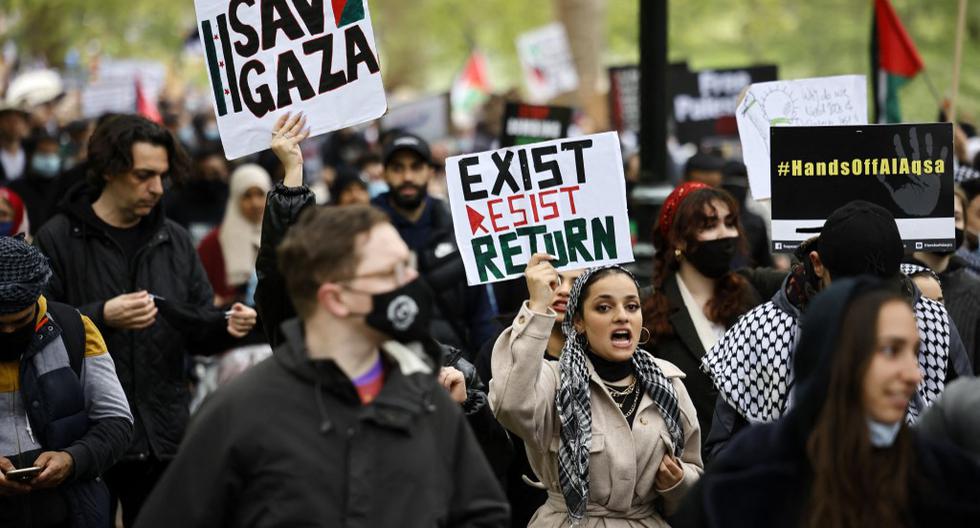 A pro-Palestinian demonstration gathers thousands of people in London