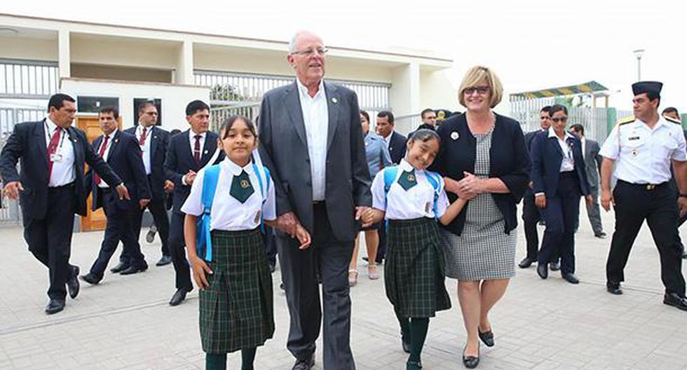 Presidente PPK recogió a gemelas para llevarlas a la escuela. (Andina)