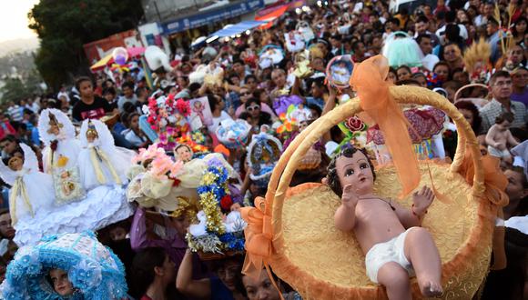 Países como El Salvador celebran el Día de los Santos Inocentes en las calles. Foto: Archivo de AFP