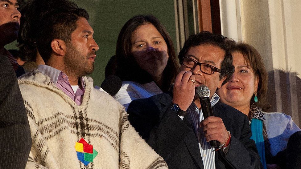 Gustavo Petro, when he was mayor of Bogotá, speaks to supporters from the balcony of the city hall, on December 10, 2013. The Attorney General had dismissed him due to a scandal related to the city's garbage collection.  (GETTY IMAGES).