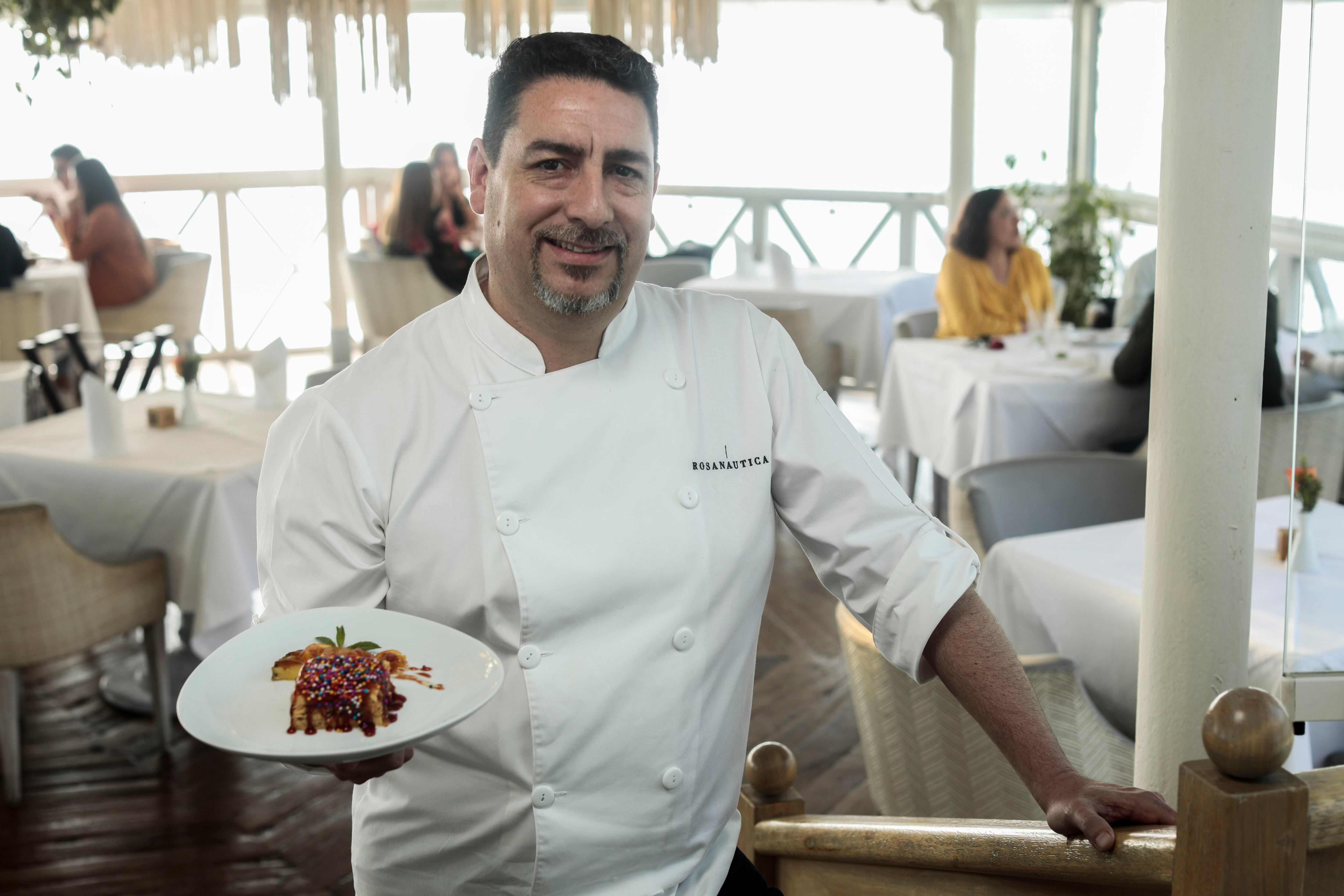 Como chef ejecutivo de La Rosa Náutica, Eduardo Castañón se encarga de afinar la propuesta gastronómica del restaurante.