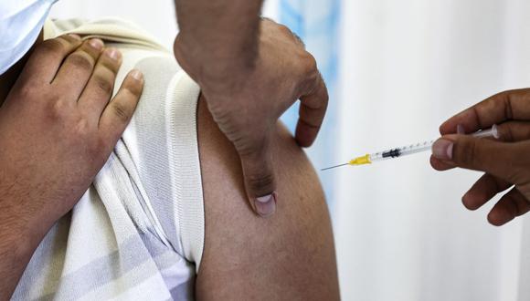 Un personal de salud administra una dosis de la vacuna contra el coronavirus Pfizer/BioNTech, el 19 de agosto de 2021.  (ABBAS MOMANI / AFP).