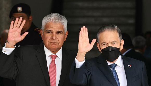 El presidente de Panamá, Laurentino Cortizo (D), y el presidente electo, José Raúl Mulino (I), tras su primera reunión oficial en el Palacio Presidencial de la Ciudad de Panamá, el 7 de mayo de 2024. (Foto de MARTIN BERNETTI / AFP)