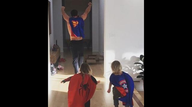 Jugando a ser un súperheroe con sus hijos. (Foto: Instagram)