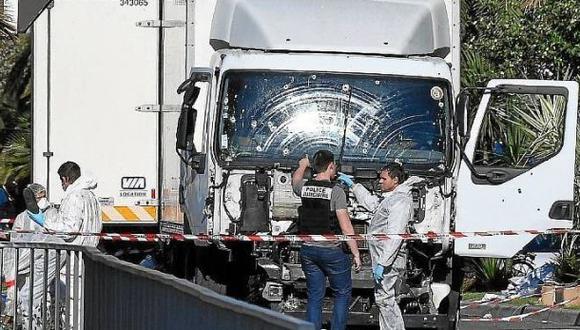 Niza: Hombre se lanzó al camión para impedir que avance