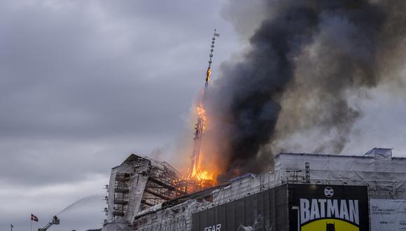 La torre de la histórica bolsa de valores de Boersen se derrumba mientras el edificio se incendia en el centro de Copenhague, Dinamarca, el 16 de abril de 2024. . (Foto de Ida Marie Odgaard / Ritzau Scanpix / AFP).