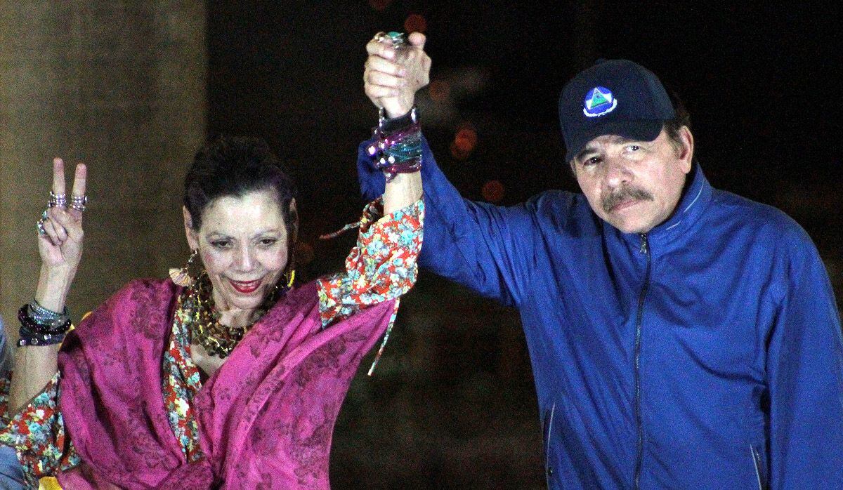 Daniel Ortega and his wife Rosario Murillo gesture to the crowd during the inauguration of the Nejapa flyover in Managua in March 2019 (Photo: AFP / Maynor Valenzuela).