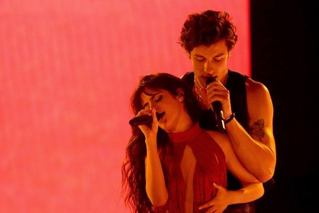 AMAs 2019: Shawn Mendes y Camila Cabello se presentaron así en los American Music Awards. Foto: AFP.