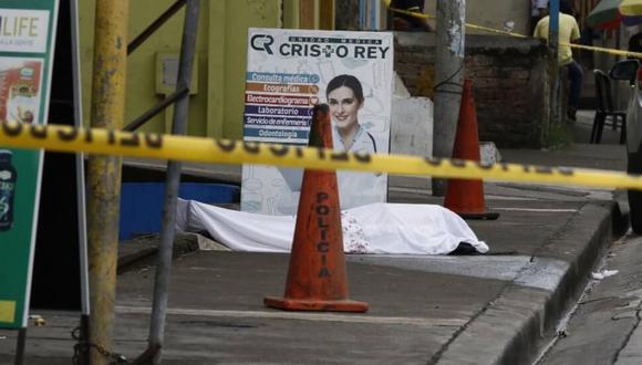 Fotografía cedida por el diario ecuatoriano "Expreso" y distribuida por la agencia Efe muestra un cadáver abandonado a las afueras de un centro médico, en Guayaquil, la ciudad más golpeada por el coronavirus en Ecuador. (Foto: EFE)