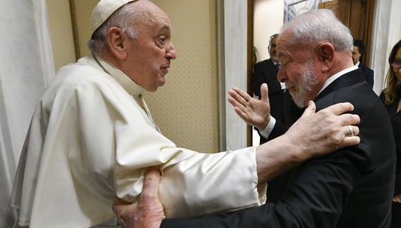 El Papa Francisco (izquierda) durante una audiencia privada con el presidente de Brasil, Luiz Inacio Lula da Silva (derecha), en el Vaticano. (Foto de Handout / VATICAN MEDIA / AFP)