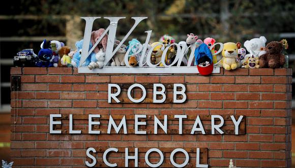 Los juguetes se ven en un monumento fuera de la escuela primaria Robb, después de que un hombre armado matara a diecinueve niños y dos adultos, en Uvalde, Texas, EE. UU., el 28 de mayo de 2022. (REUTERS/Marco Bello)