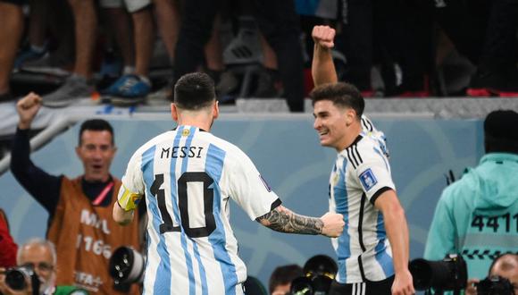 Julián Álvarez y Lionel Messi, los autores de los goles de Argentina ante Australia. (Foto: AFP)