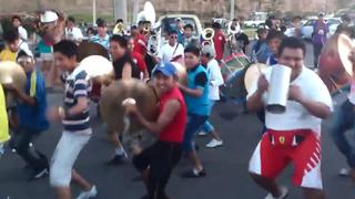 Banda de músicos son un éxito tras poner a bailar caporales a decenas en plena calle | VIDEO