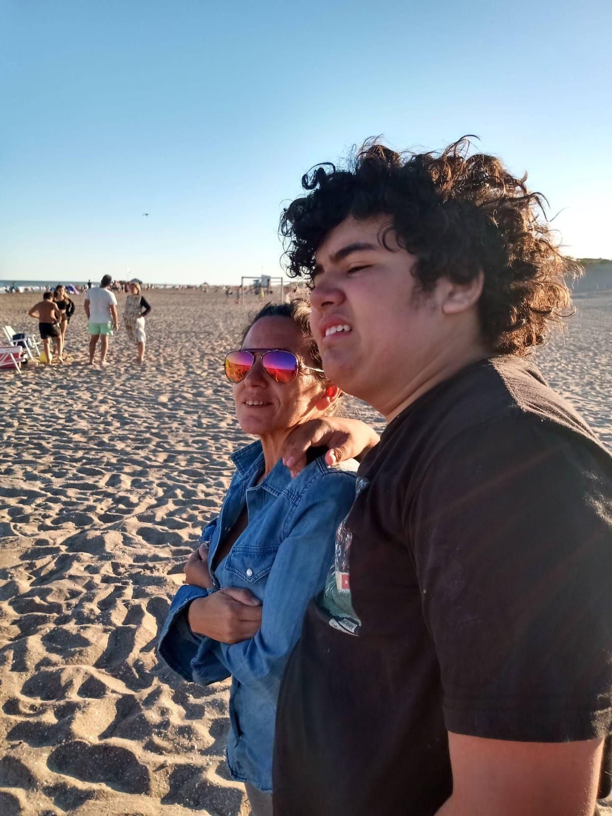 Ximena Agrelo junto a su hijo Vicente en la playa. (XIMENA AGRELO).