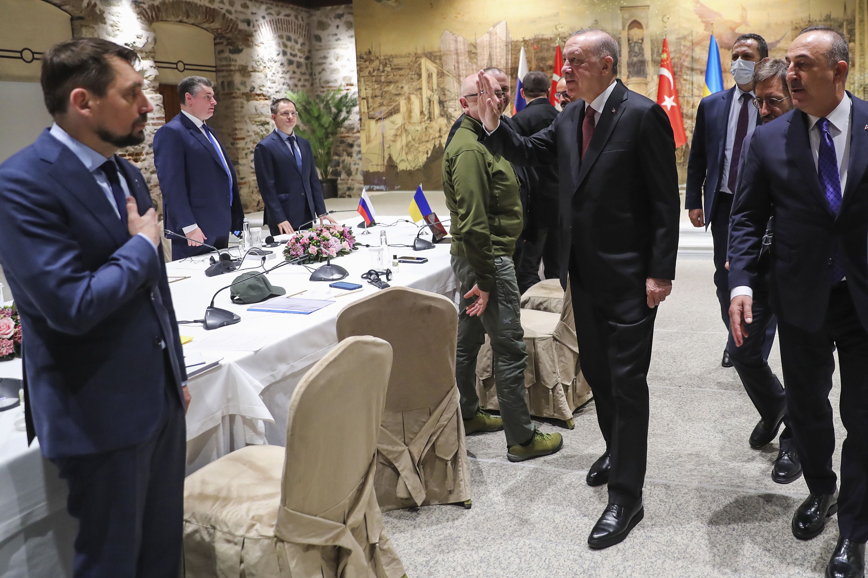 Turkish President Recep Tayyip Erdogan is received by Russian and Ukrainian negotiators at the start of the dialogue in Istanbul.  (Turkish Presidency via AP)