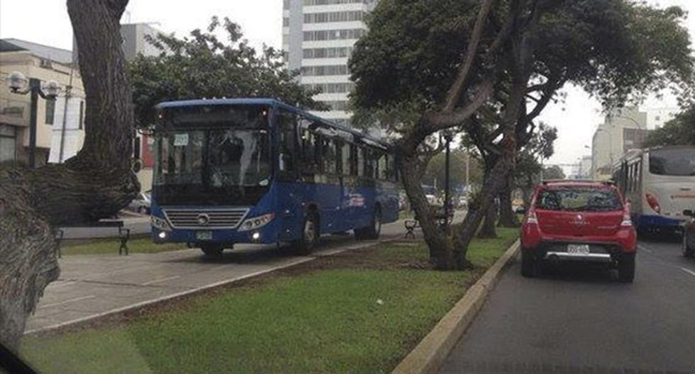 Bus del Corredor Azul invadió ciclovía de Av. Arequipa. (Foto: Facebook|El Perú en Bicicleta)