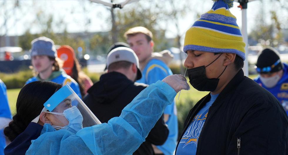 En California, personal médico hace una prueba de descarte de coronavirus a quienes atienden a un partido de fútbol americano. Kirby Lee-USA TODAY Sports