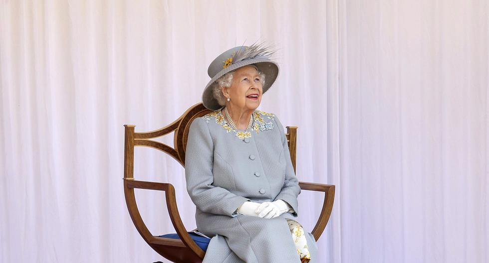 Imagen tomada en junio del 2021, en la que se ve a la reina Isabel II en el castillo de Windsor. AP