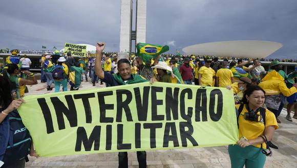 Manifestantes, partidarios del expresidente brasileño Jair Bolsonaro, asaltan los edificios de los tres poderes del Estado en Brasil, el domingo 8 de enero de 2023. (Foto AP/Eraldo Peres).