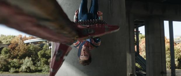 Doctor Octopus puts Peter Parker in a tight spot.  Its tentacles are now partially red.  Photo: Sony Pictures.