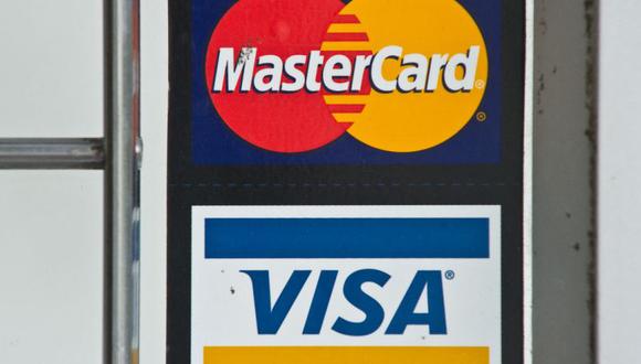 Los logotipos de las tarjetas de crédito Visa y MasterCard. (Foto: NICHOLAS KAMM / AFP)