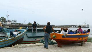 Pescadores de Chorrillos afectados por cierre de muelle ante oleajes anómalos