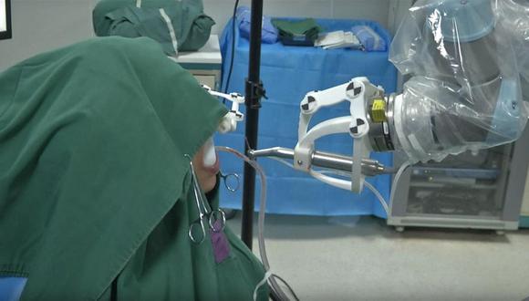 El robot implantó dos dientes impresos en el momento a una paciente china (Foto: GDA/ La Nación Argentina)
