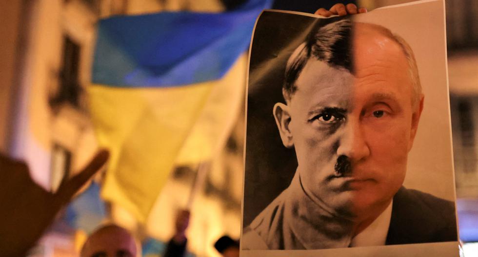 En una marcha que se opone a la guerra sucedida en Barcelona, se ven carteles que combinan los rostros del dictador Adolf Hitler y el presidente ruso, Vladimir Putin. REUTERS
