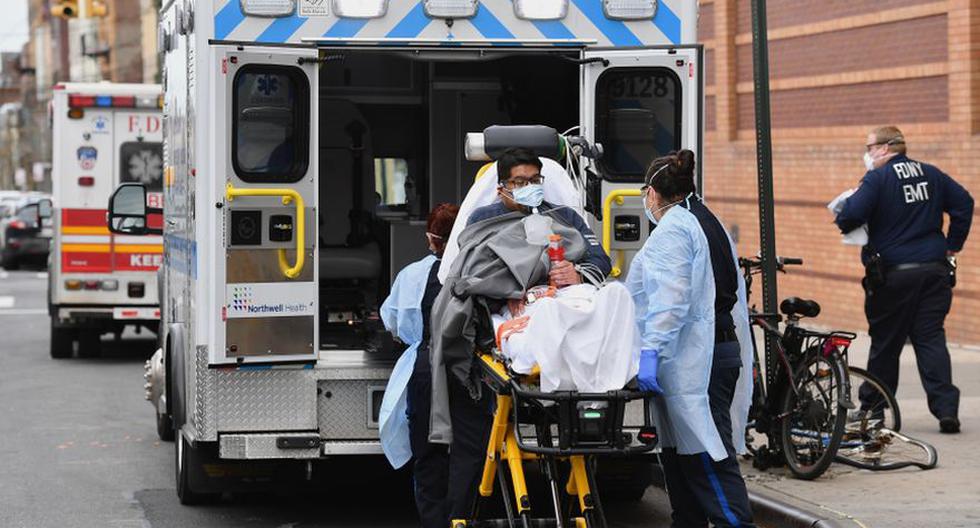 Nueva York es considerado el epicentro de la pandemia de coronavirus en Estados Unidos. En la imagen, personal médico traslada a un paciente en Brooklyn. (Foto: Angela Weiss / AFP)