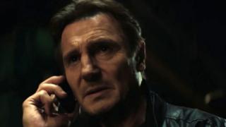 Liam Neeson revivió a Bryan Mills al recrear una escena de ‘Búsqueda implacable’ en un partido de hockey