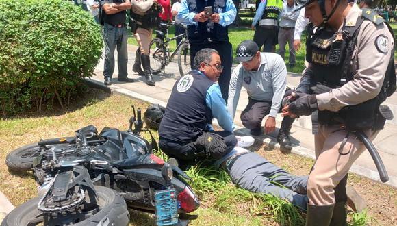 Agentes de Serenazgo siguieron a los sujetos y los retuvieron cuando intentaban escapar en una motocicleta, de placa 0738-EC. (Municipalidad de San Isidro)
